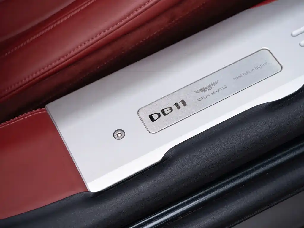 Aston Martin DB11 — миниатюра 8