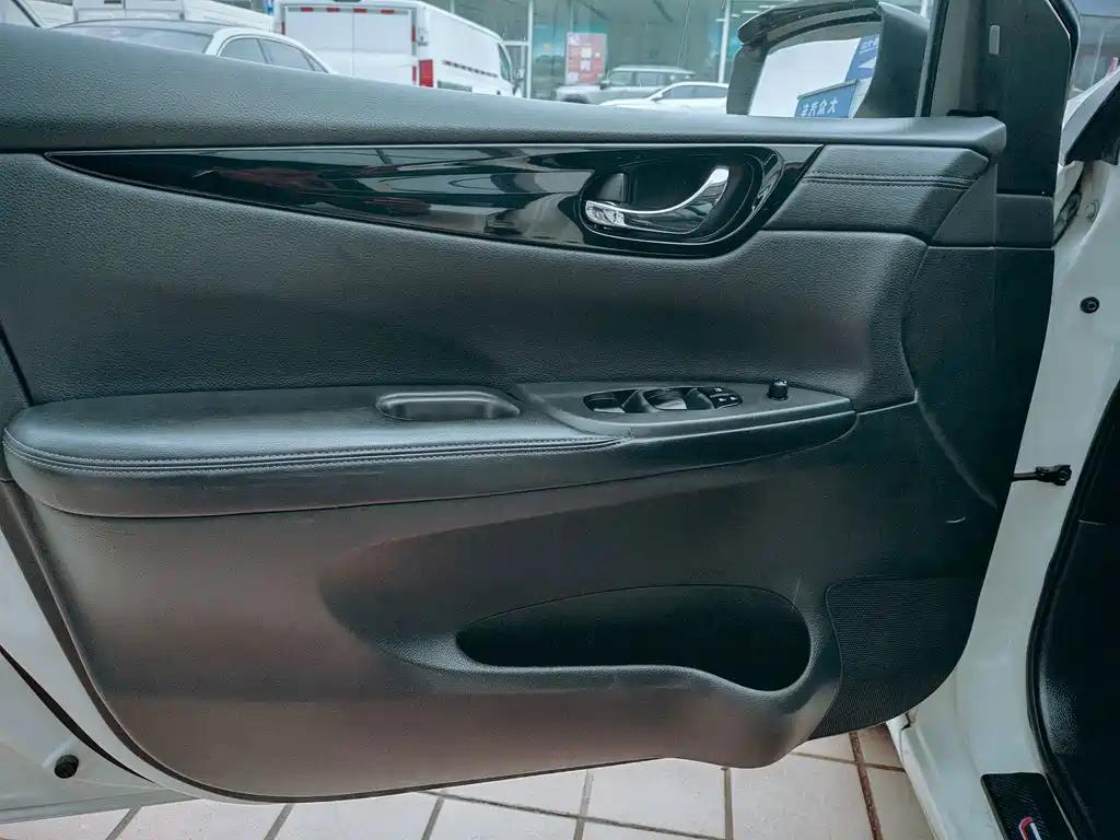 Nissan Tiida — миниатюра 4