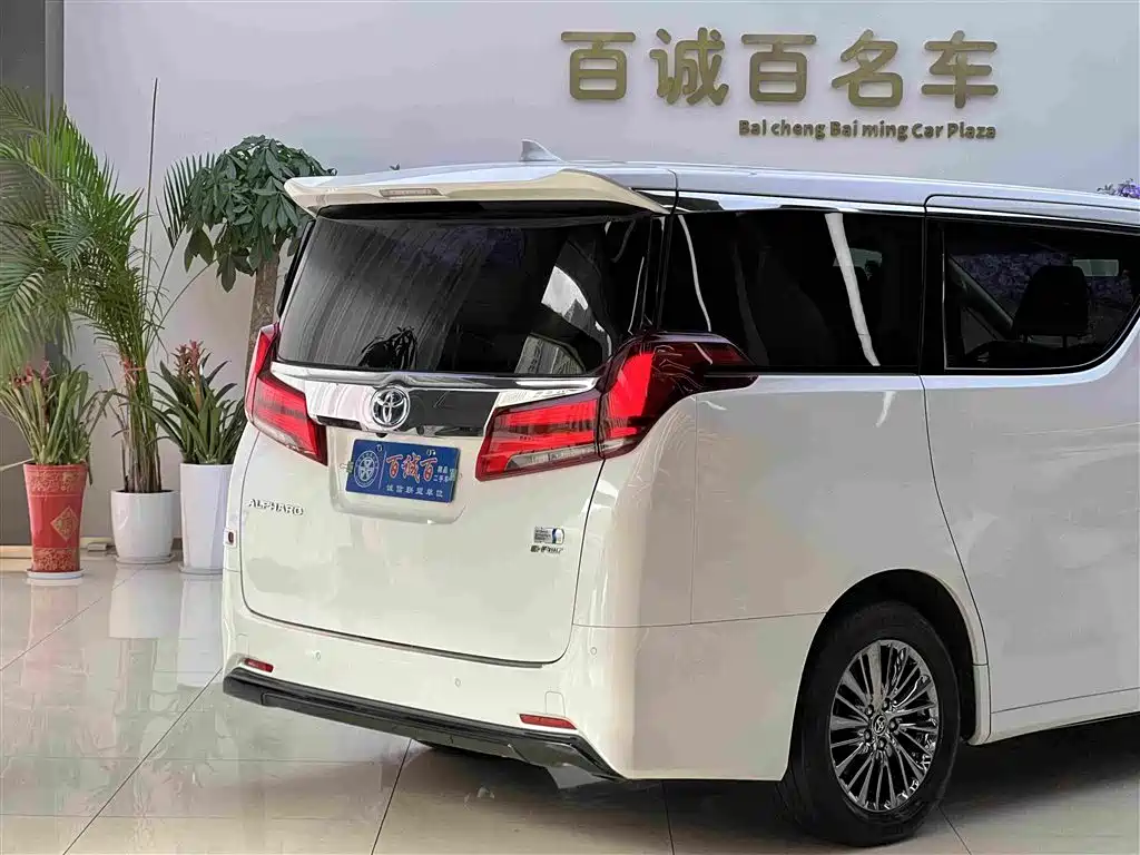 Toyota Alphard — миниатюра 6