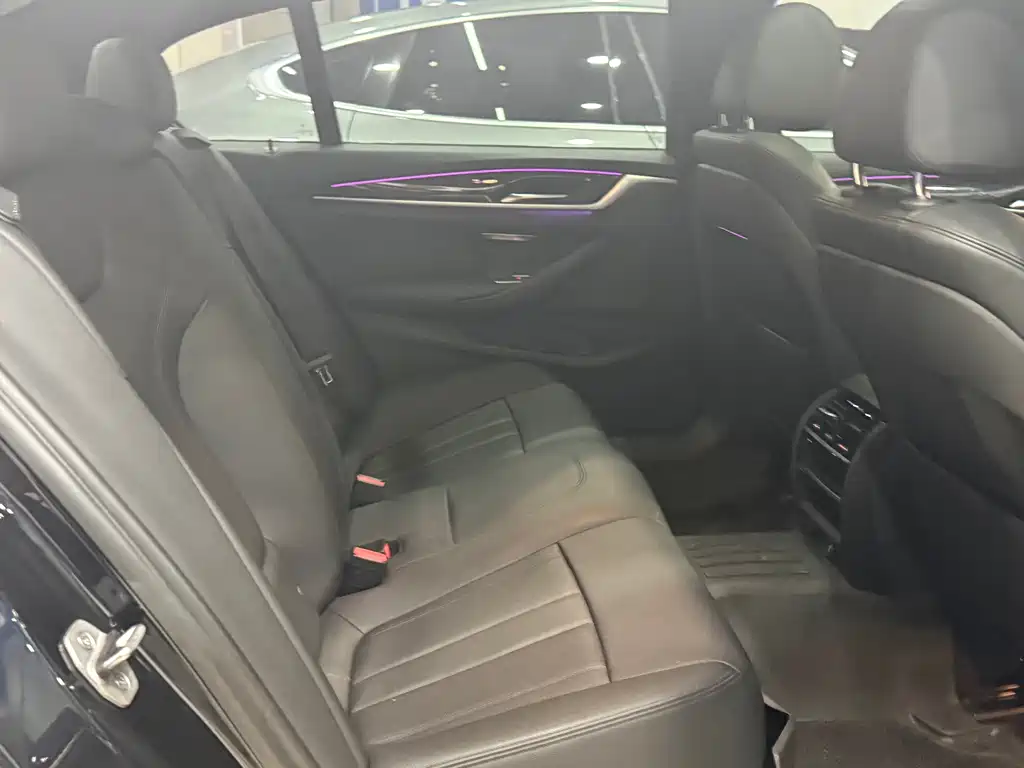 BMW 5 Series — миниатюра 11