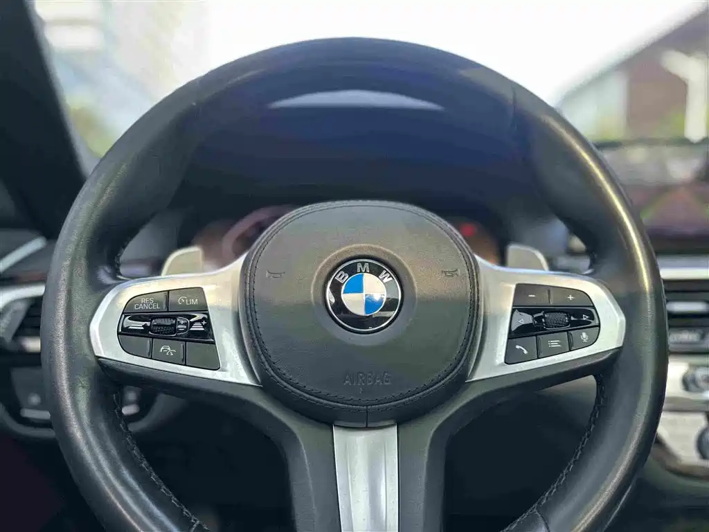 BMW 5 Series — миниатюра 13