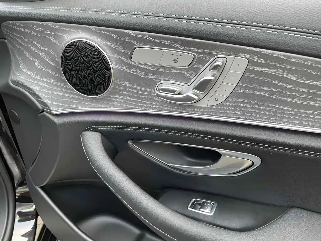 Mercedes-Benz E-Class — миниатюра 5