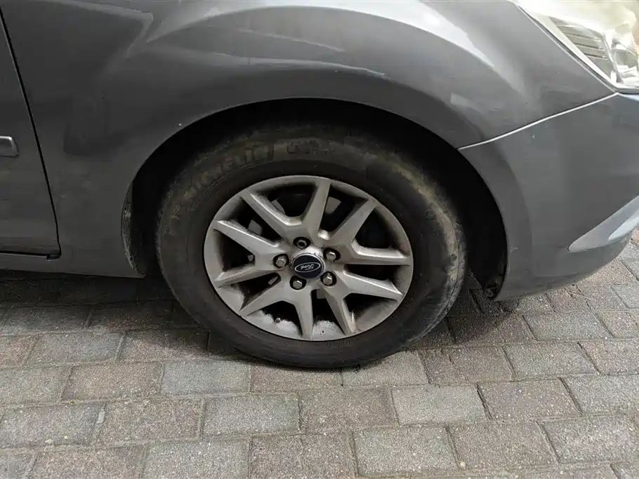 Ford Focus 2012 1.8L MT Fashion