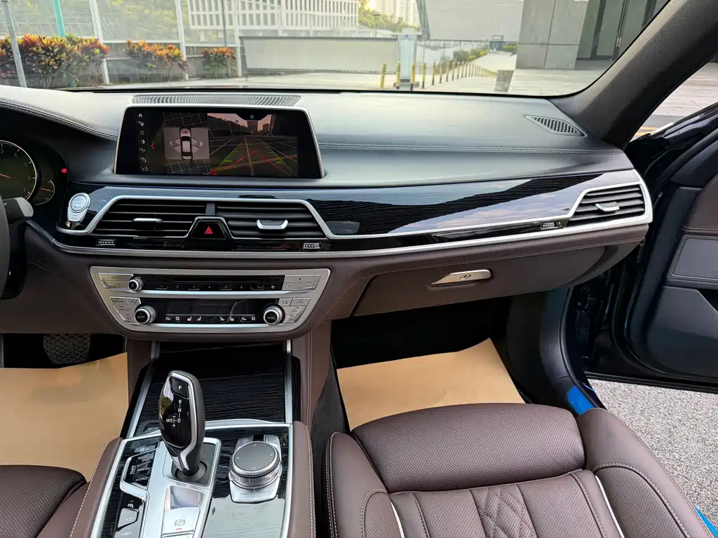 BMW 7 Series — миниатюра 13
