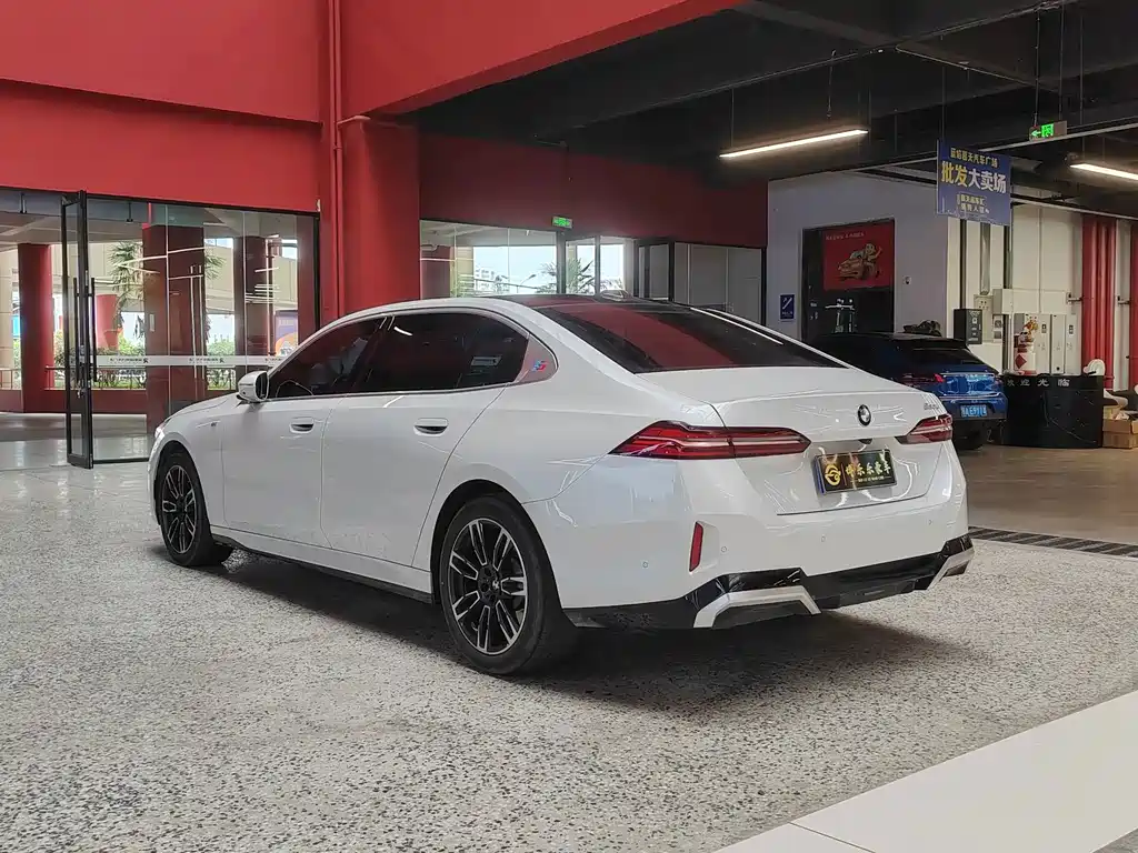 BMW 5 Series — миниатюра 6