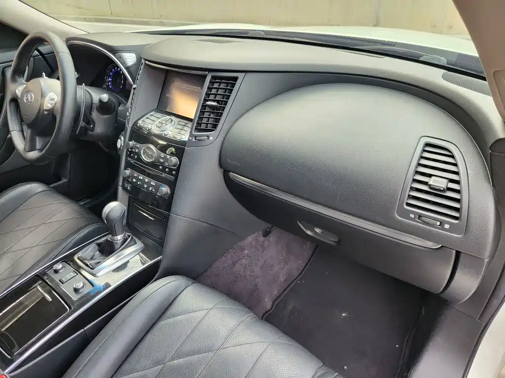 Infiniti QX70 — миниатюра 10