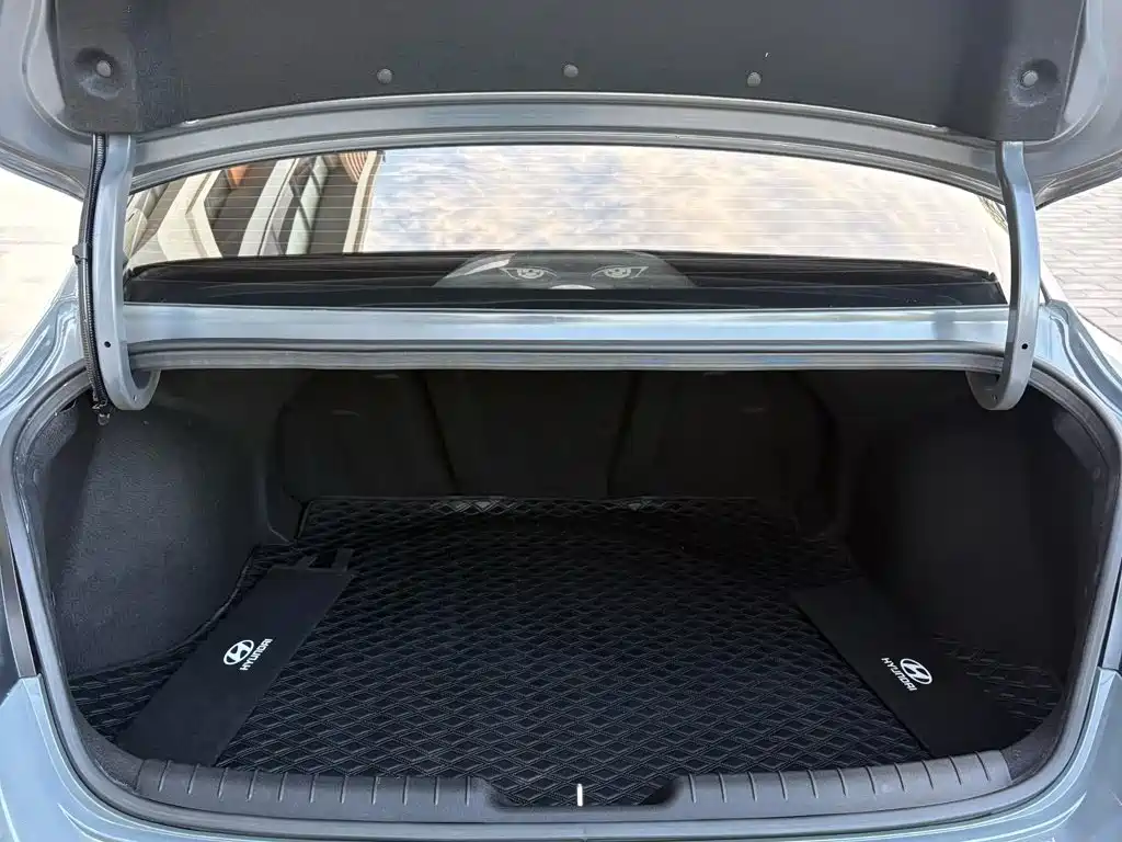 Hyundai Elantra — миниатюра 12