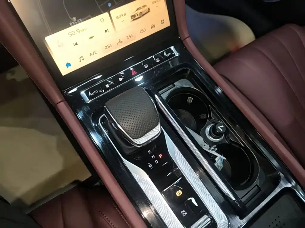 Hongqi Hongqi H5 — миниатюра 14