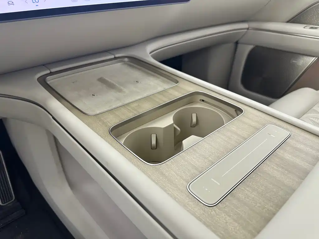 NIO ES8 — миниатюра 11