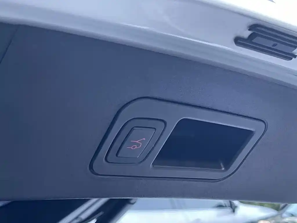 Tesla Model S — миниатюра 16