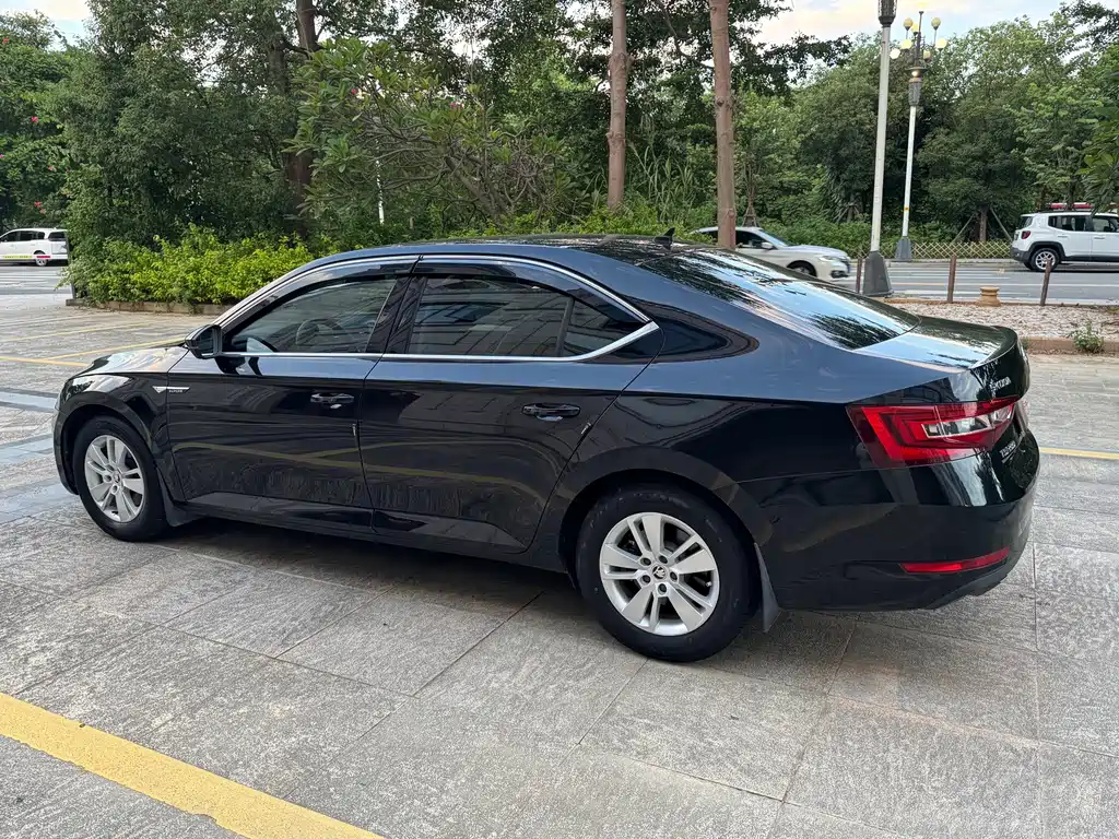 Skoda Superb — миниатюра 7