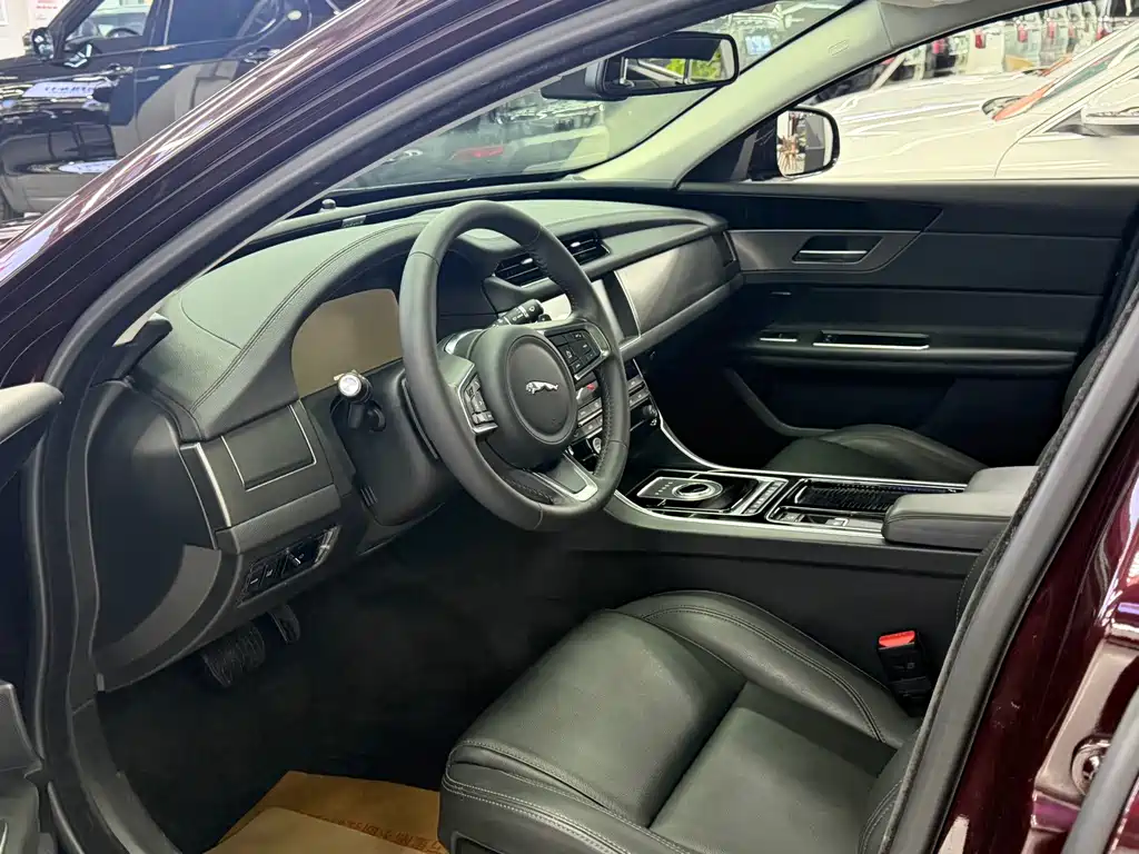 Jaguar XFL — миниатюра 4
