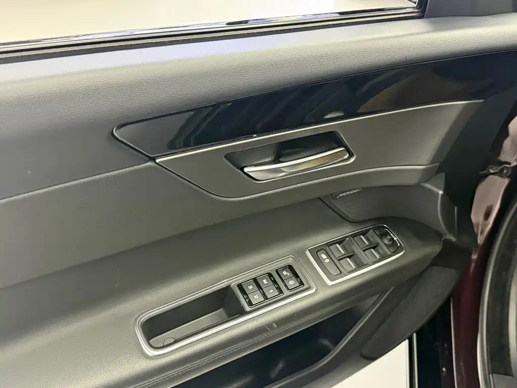 Jaguar XFL — миниатюра 5