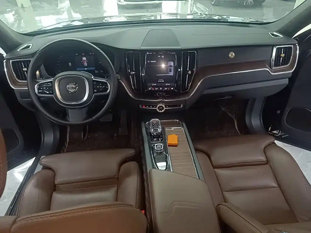 Volvo XC60 PHEV — миниатюра 10