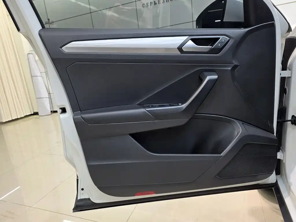 Volkswagen T-Roc — миниатюра 10