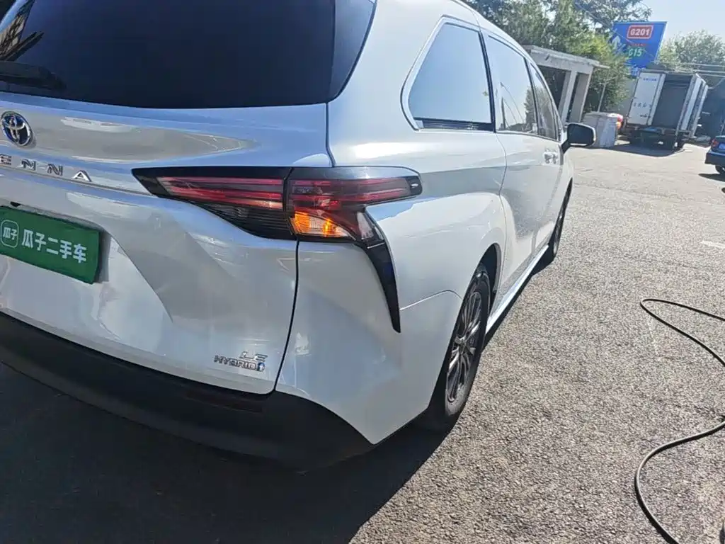 Toyota Sienna — миниатюра 8