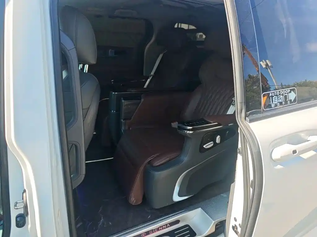 Toyota Sienna — миниатюра 17
