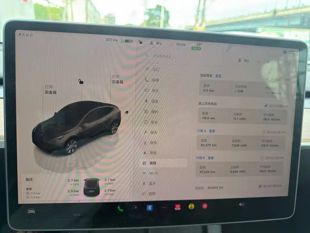 Tesla Model Y — миниатюра 8