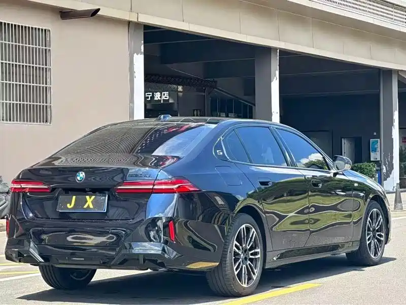 BMW 5 Series — миниатюра 12