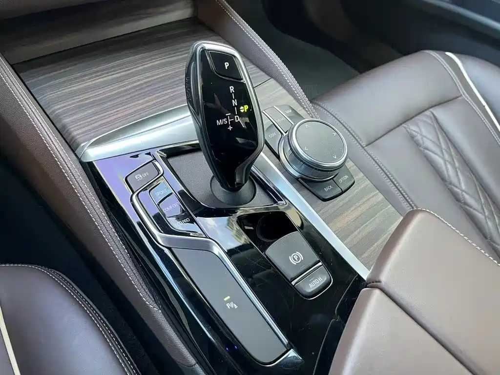 BMW 5 Series — миниатюра 7