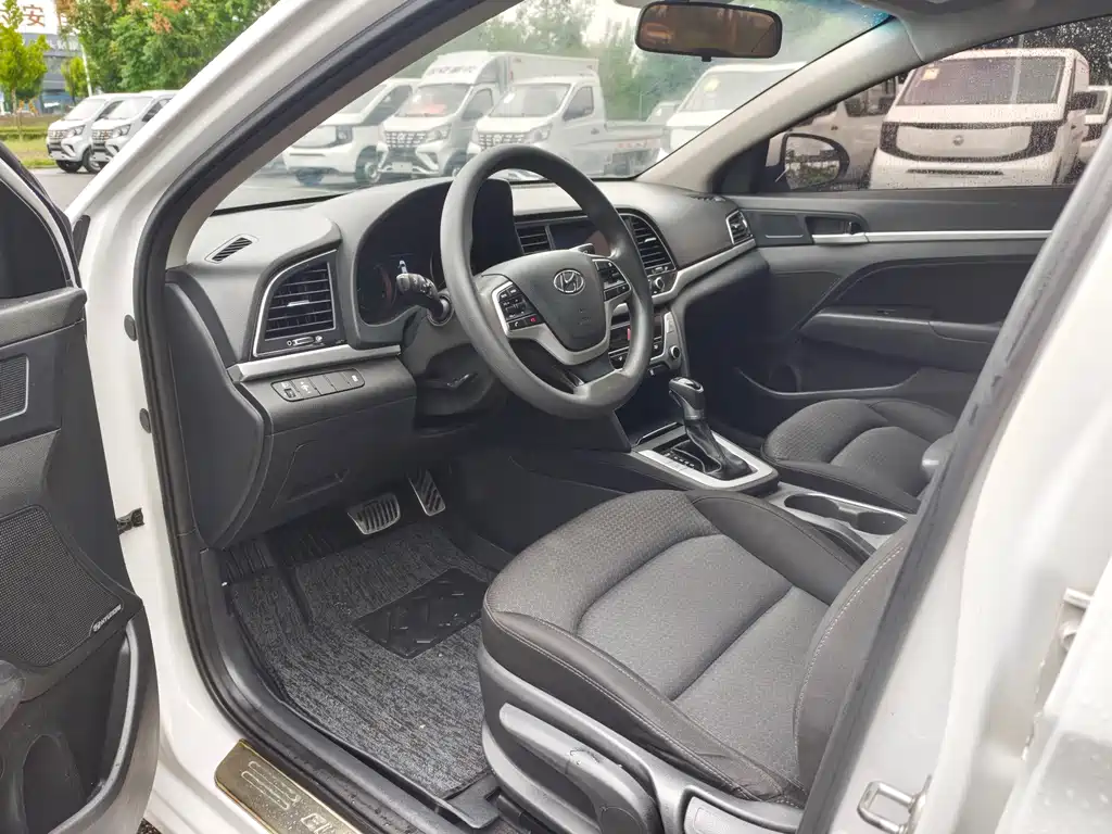Hyundai Elantra — миниатюра 8