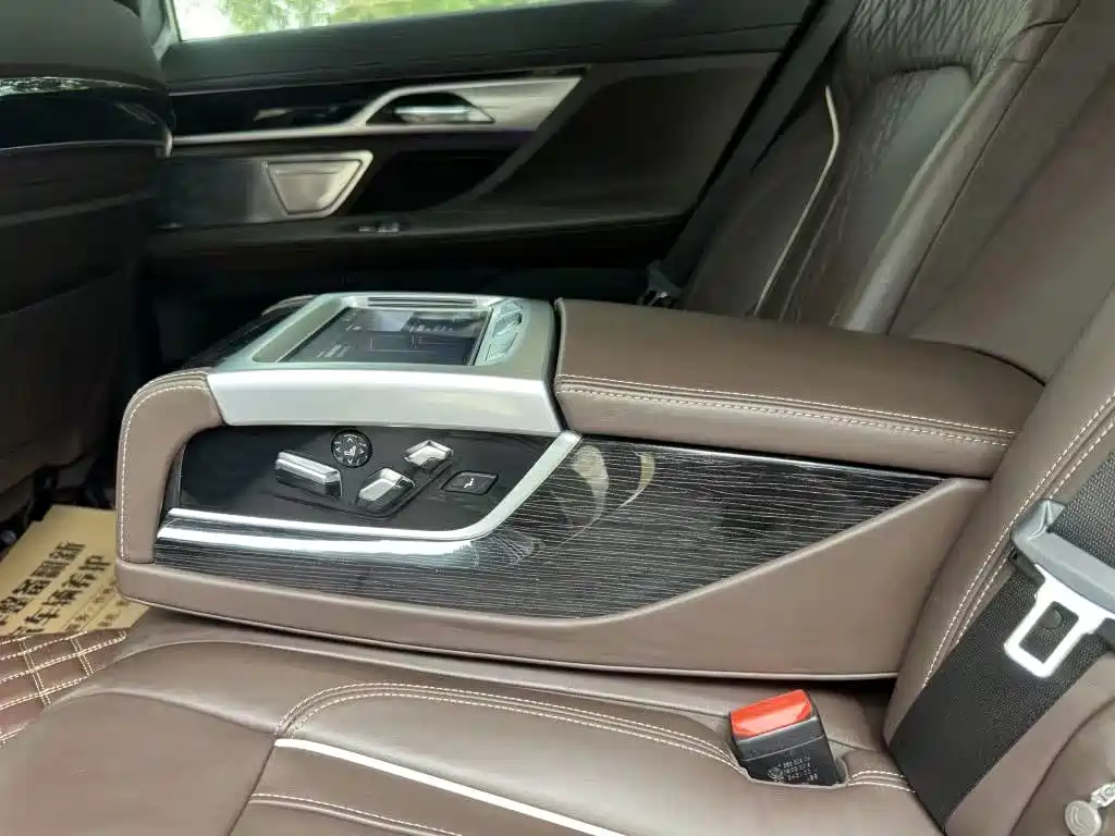 BMW 7 Series — миниатюра 8