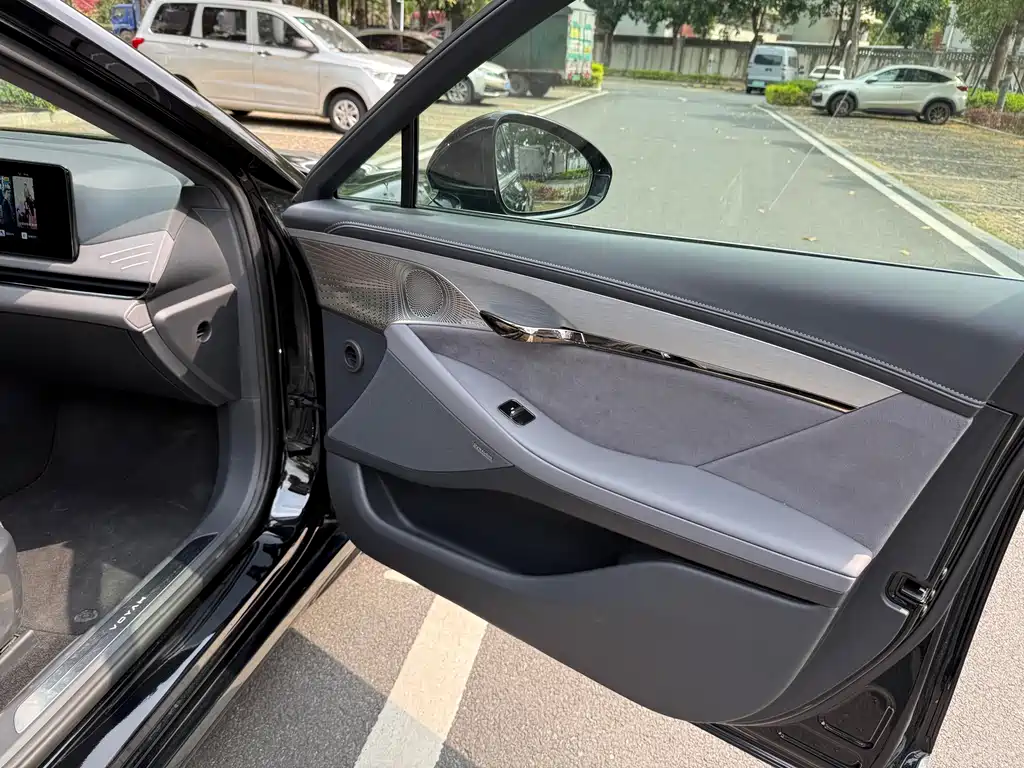 VOYAH LANTU CHASING LIGHT