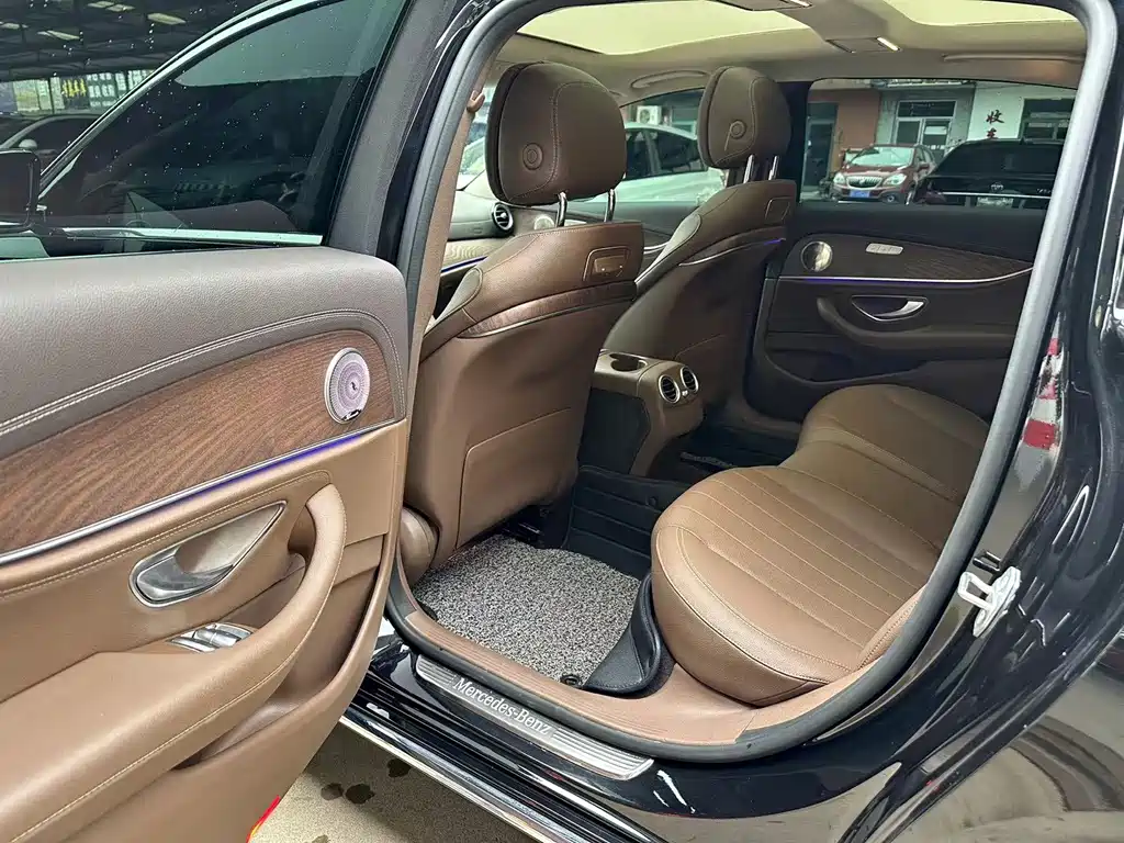 Mercedes-Benz E-Class — миниатюра 6