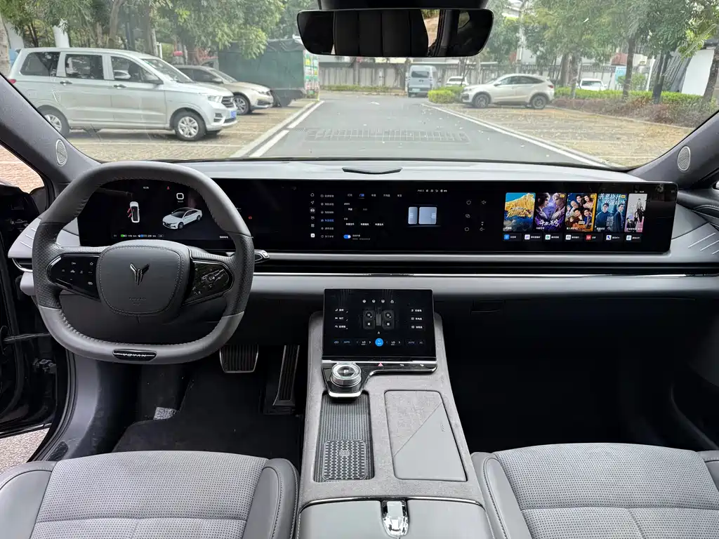 VOYAH LANTU CHASING LIGHT