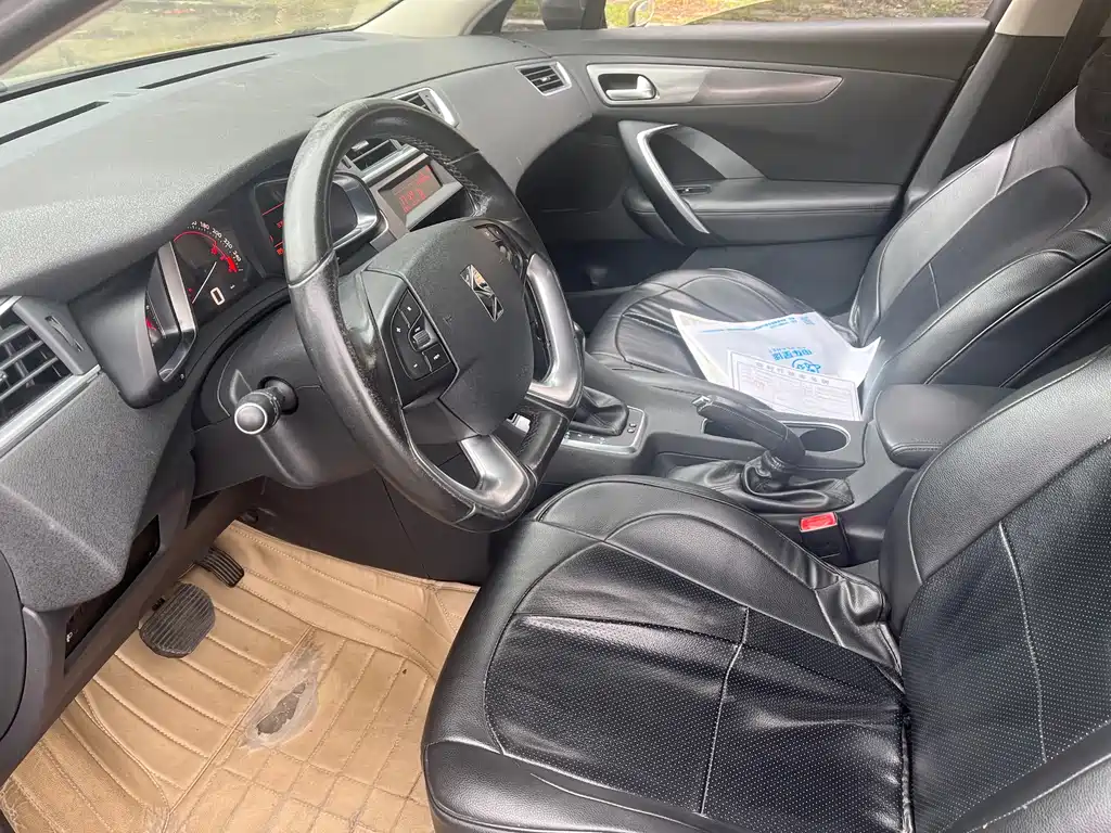 DS 5LS 2014 1.8L AT Comfort VTi140