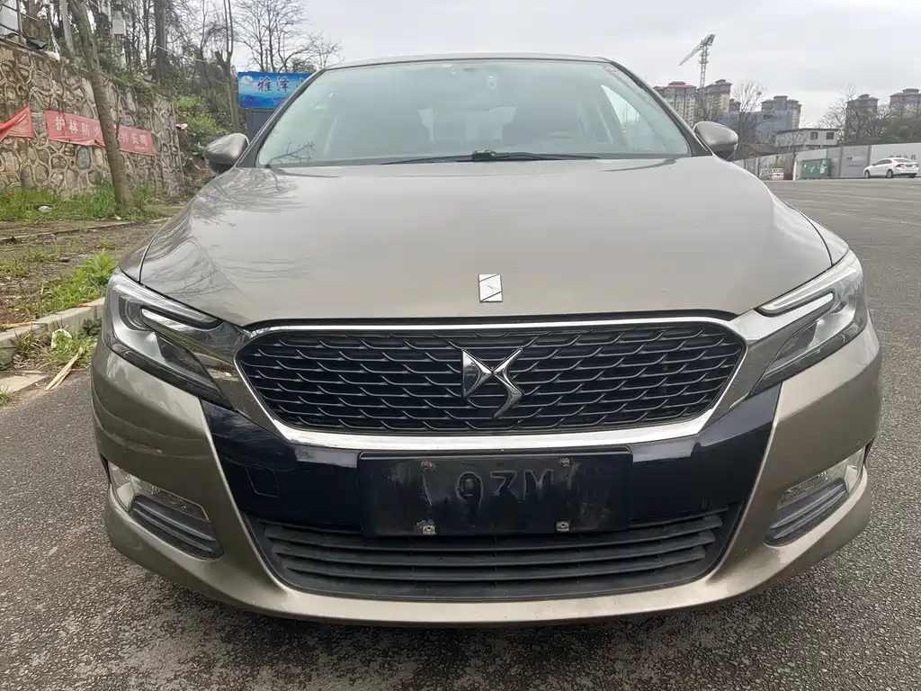 DS 5LS 2014 1.8L AT Comfort VTi140