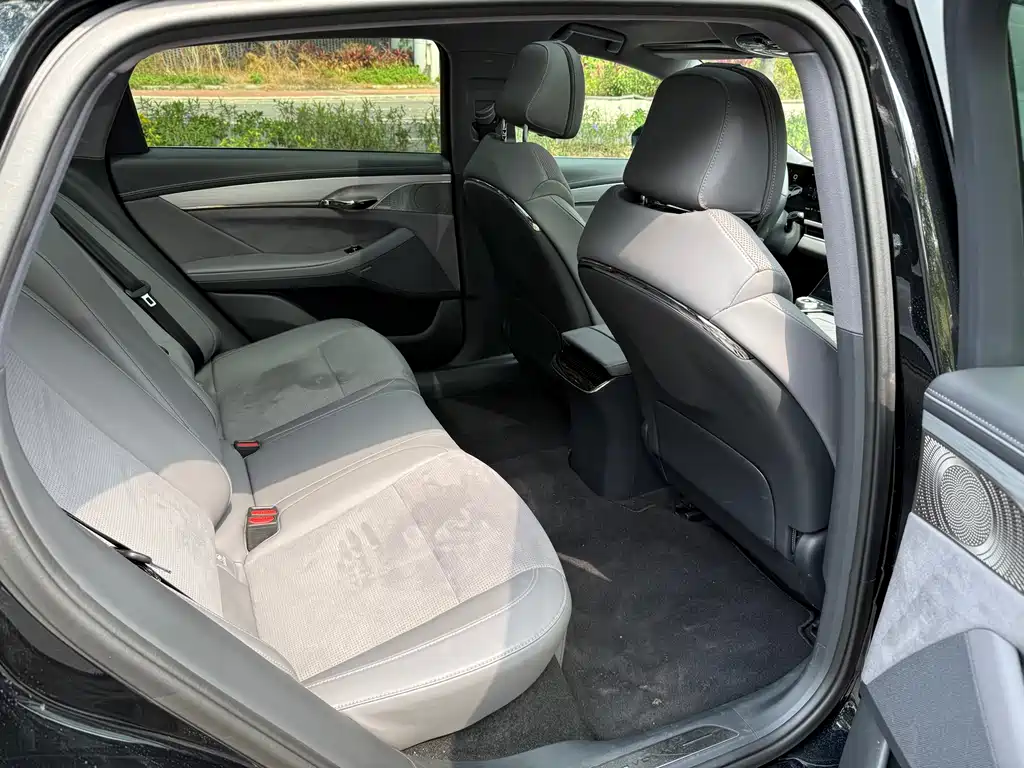 VOYAH LANTU CHASING LIGHT