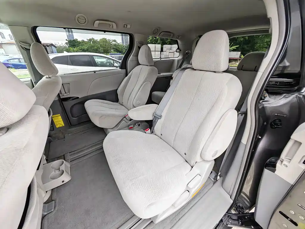Toyota Sienna — миниатюра 15