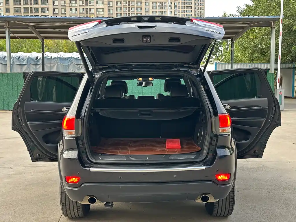 Jeep Grand Cherokee (Import) — миниатюра 9