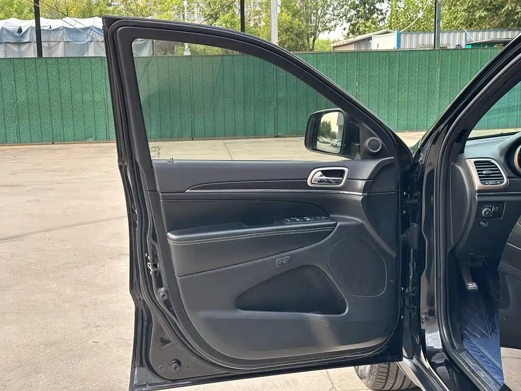 Jeep Grand Cherokee (Import) — миниатюра 18