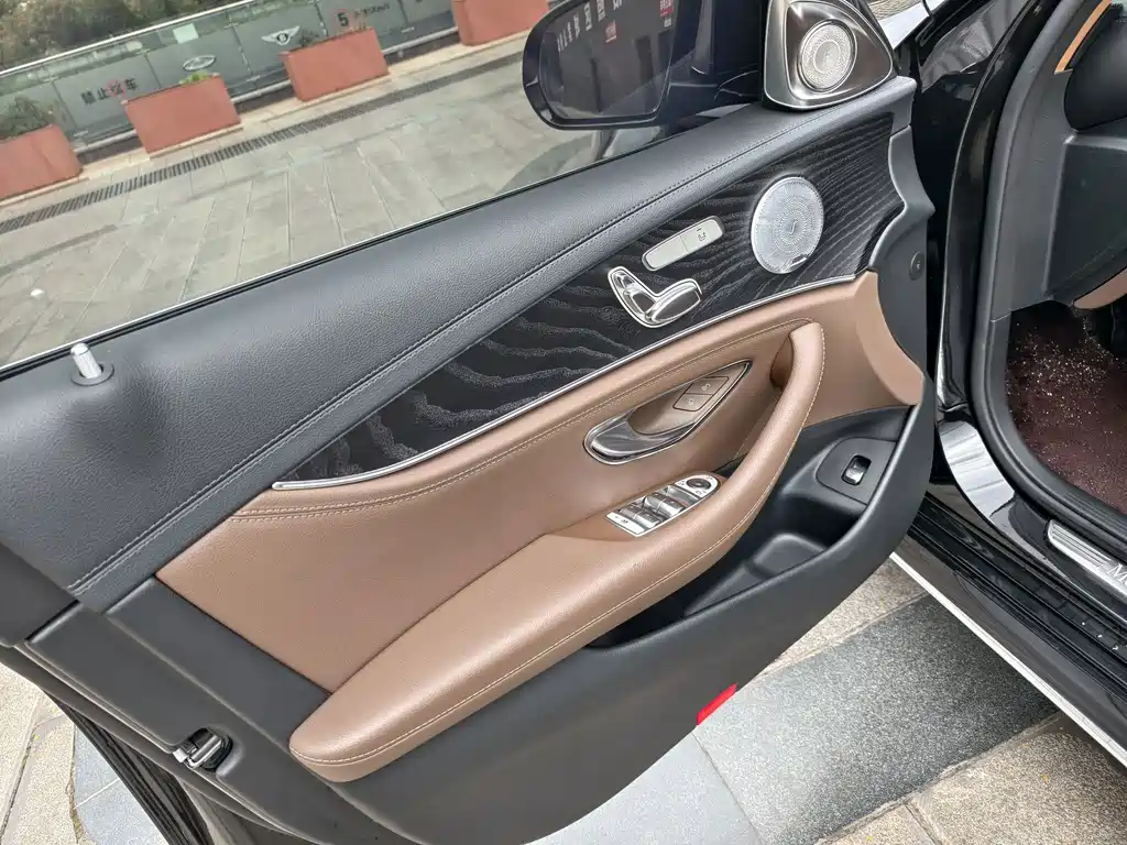 Mercedes-Benz E-Class — миниатюра 7