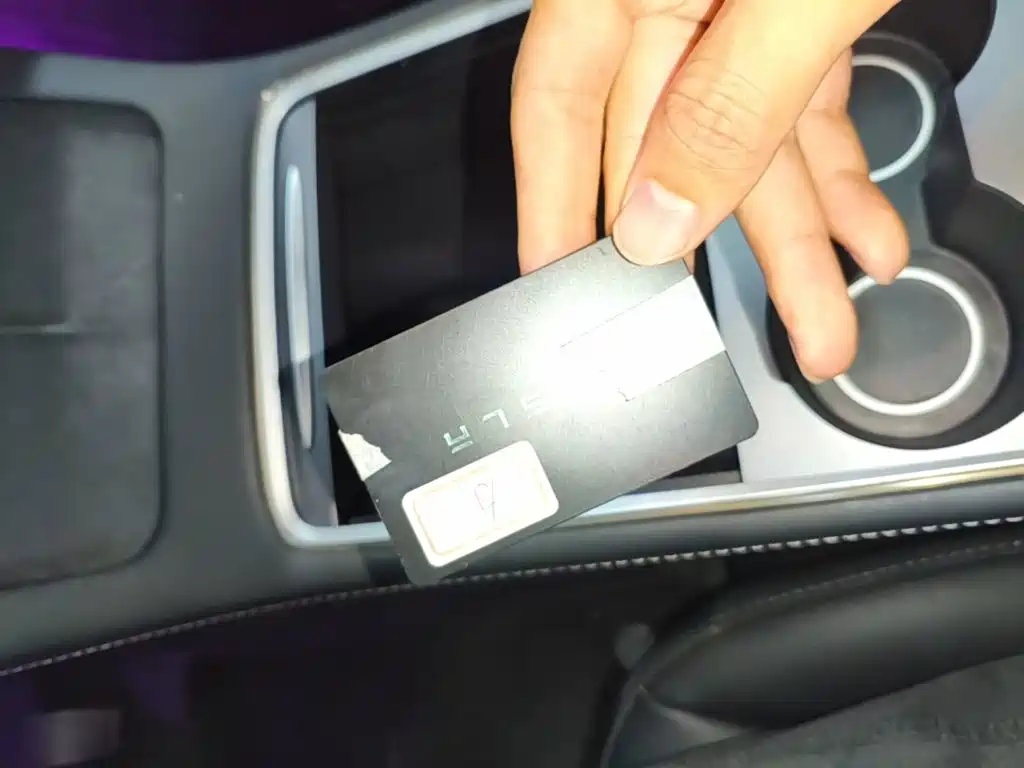 Tesla Model Y — миниатюра 9