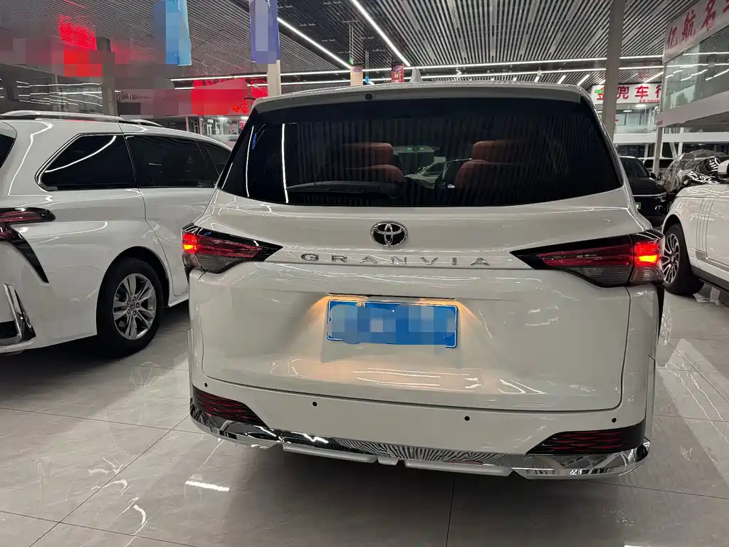 Toyota Granvia — миниатюра 6