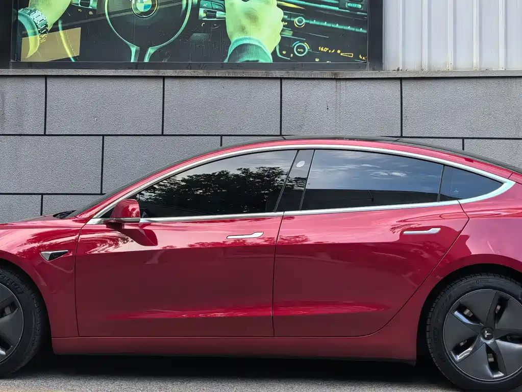 Tesla Model 3 — миниатюра 5