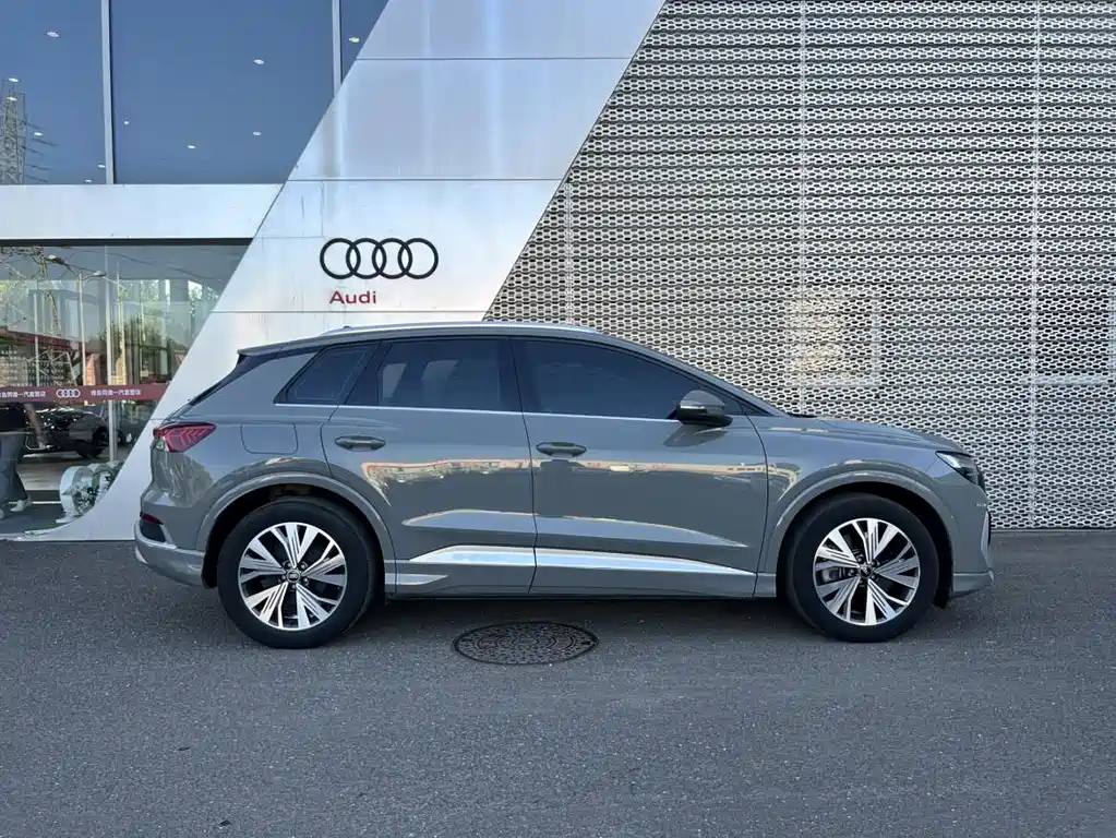 AUDI Q4 E TRON