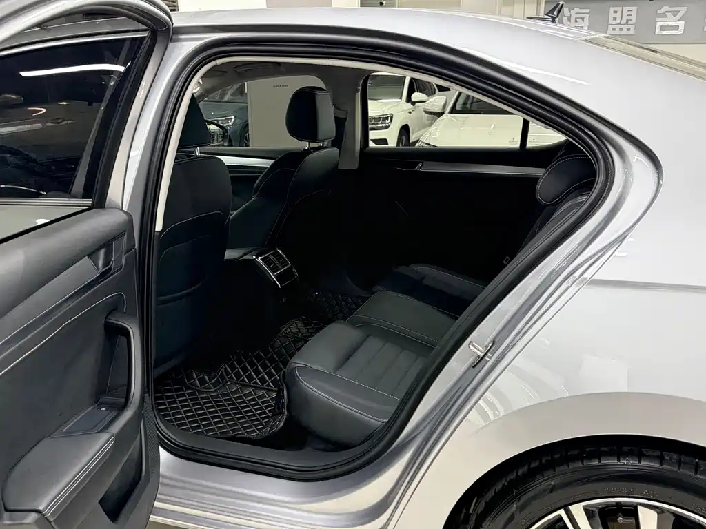 Skoda Superb — миниатюра 11
