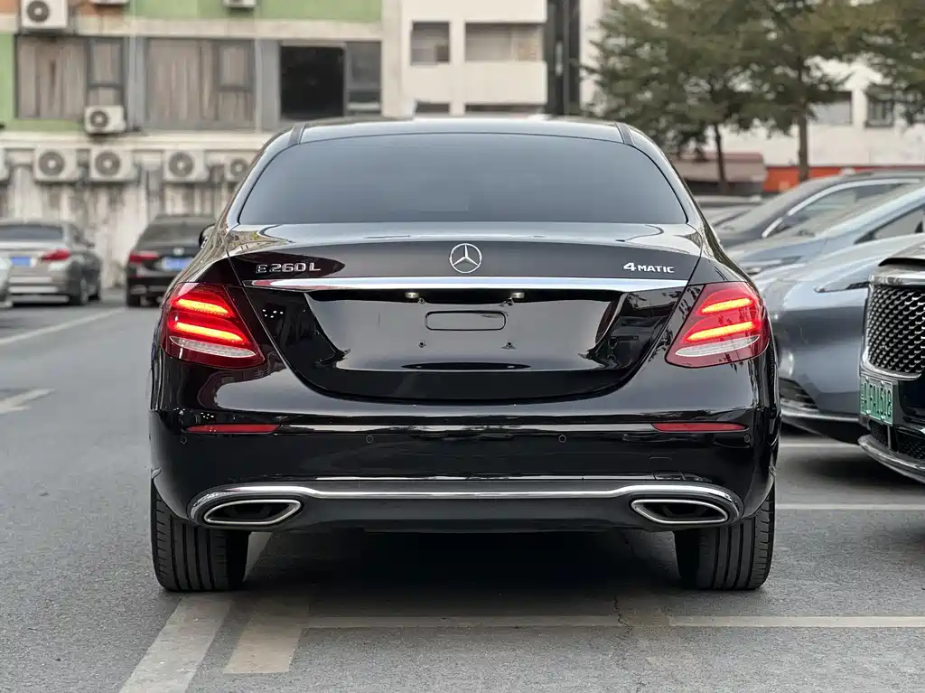 Mercedes-Benz E-Class — миниатюра 3