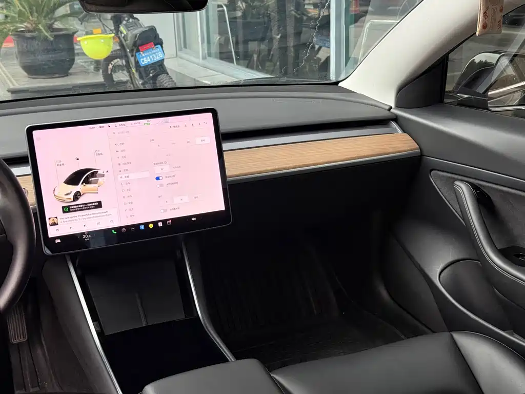 Tesla Model 3 — миниатюра 5