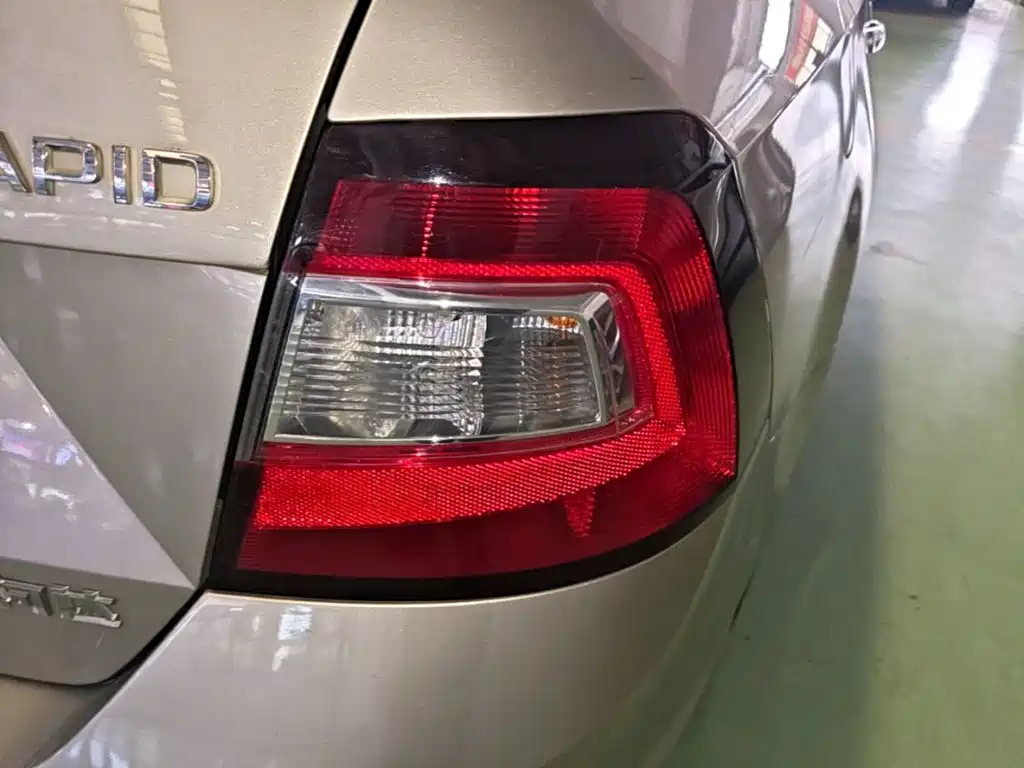 Skoda Rapid — миниатюра 8