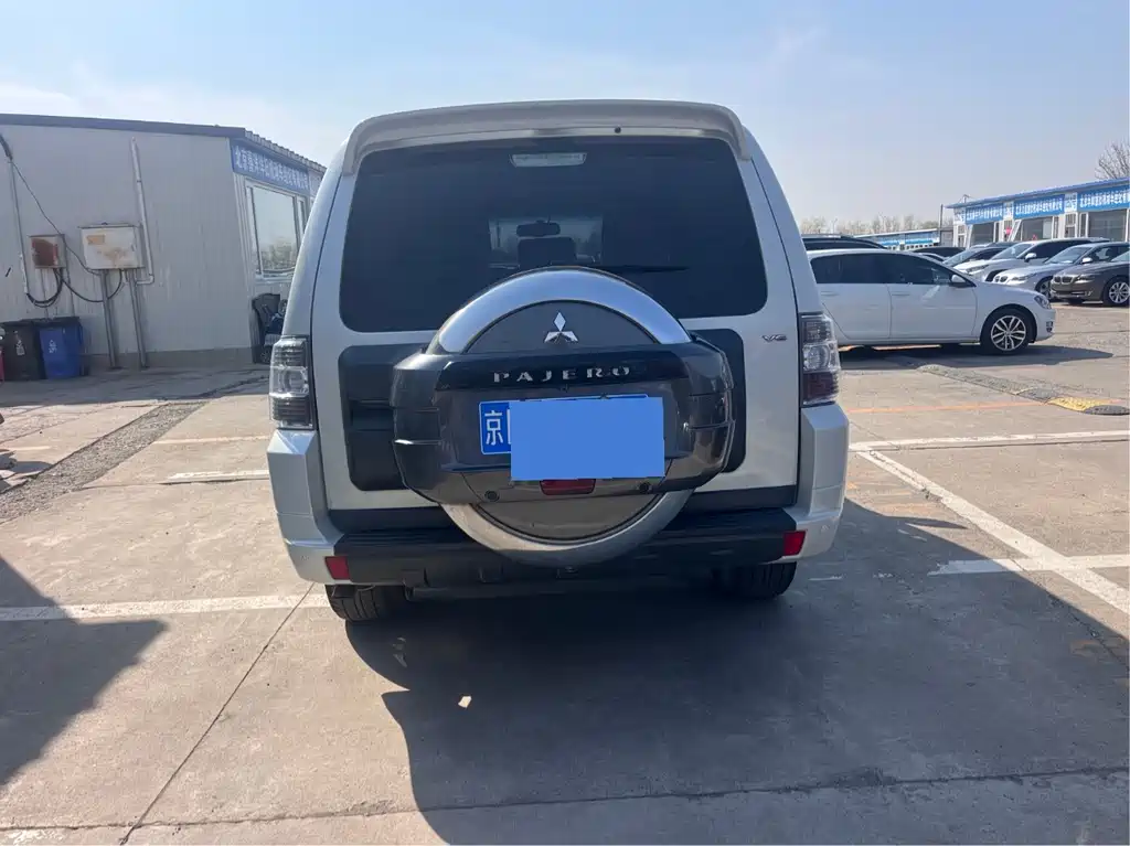 MITSUBISHI PAJERO