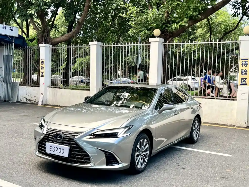 Lexus ES