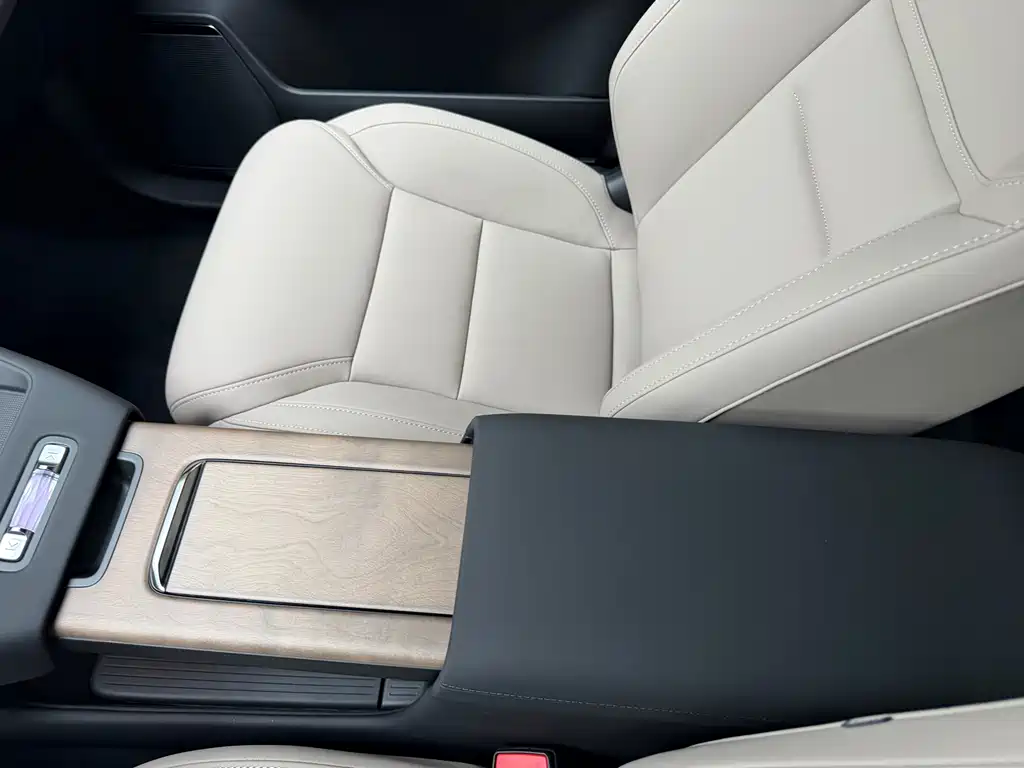 Volvo XC70 PHEV — миниатюра 11