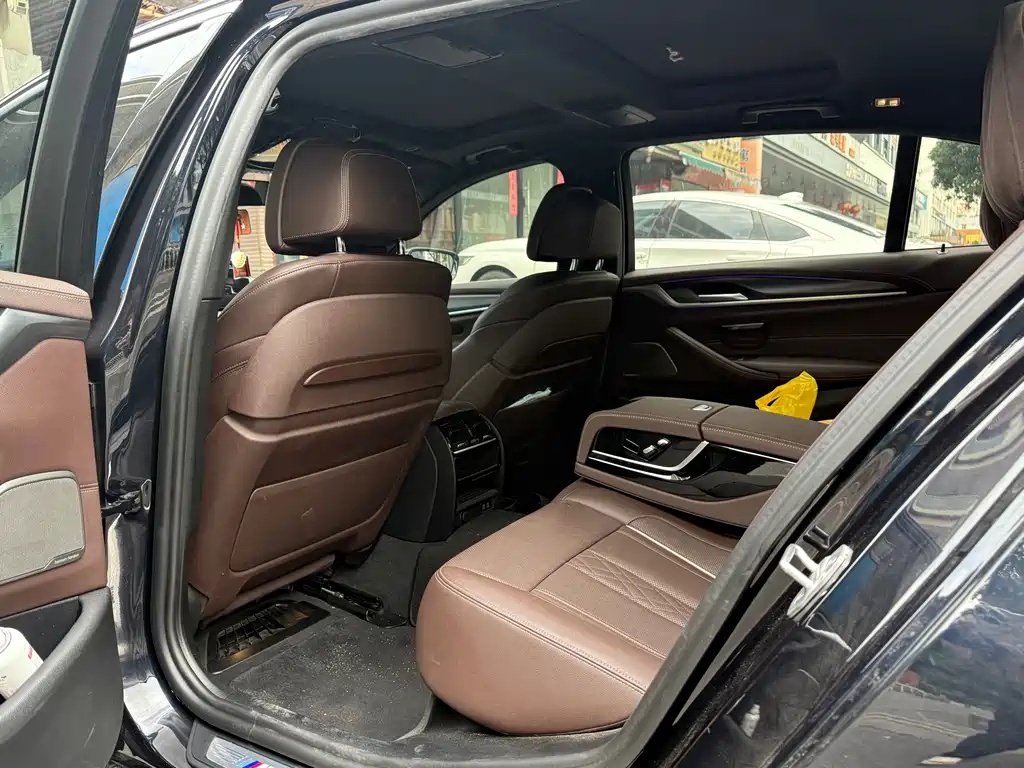 BMW 5 Series New Energy — миниатюра 9