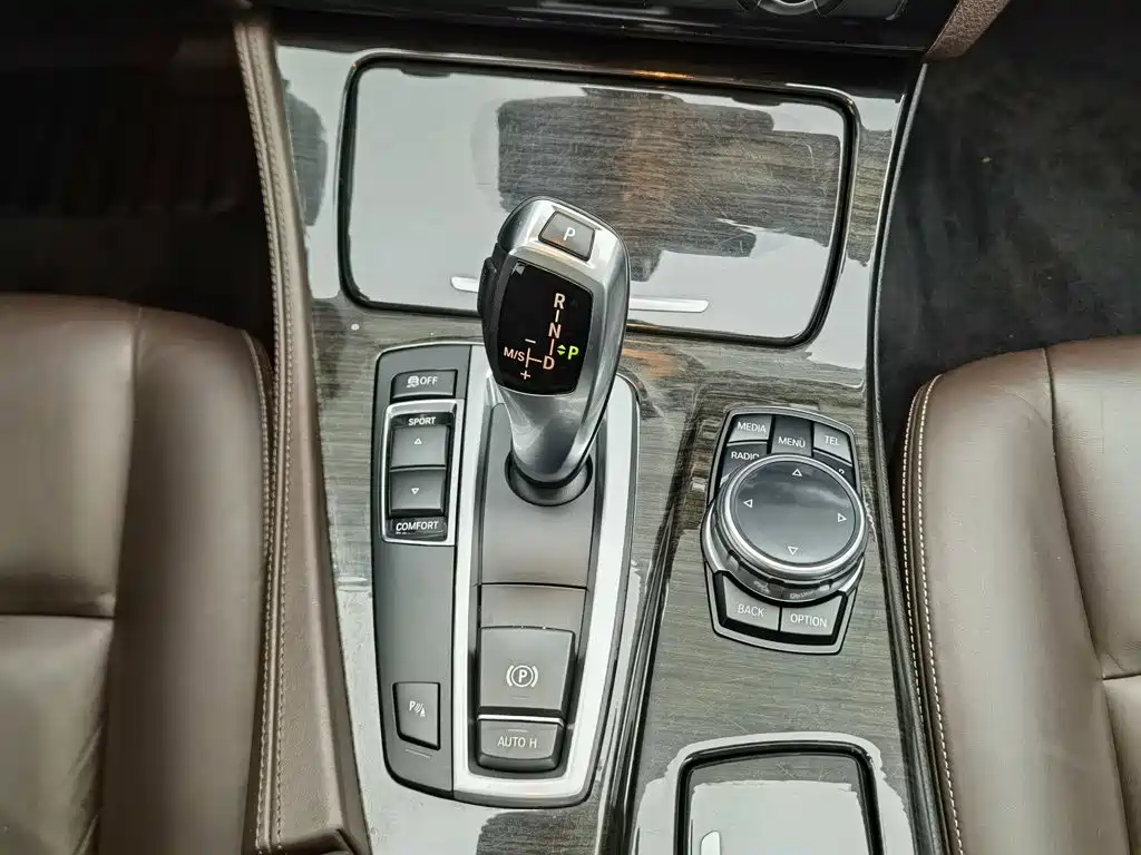 BMW 5 Series — миниатюра 13