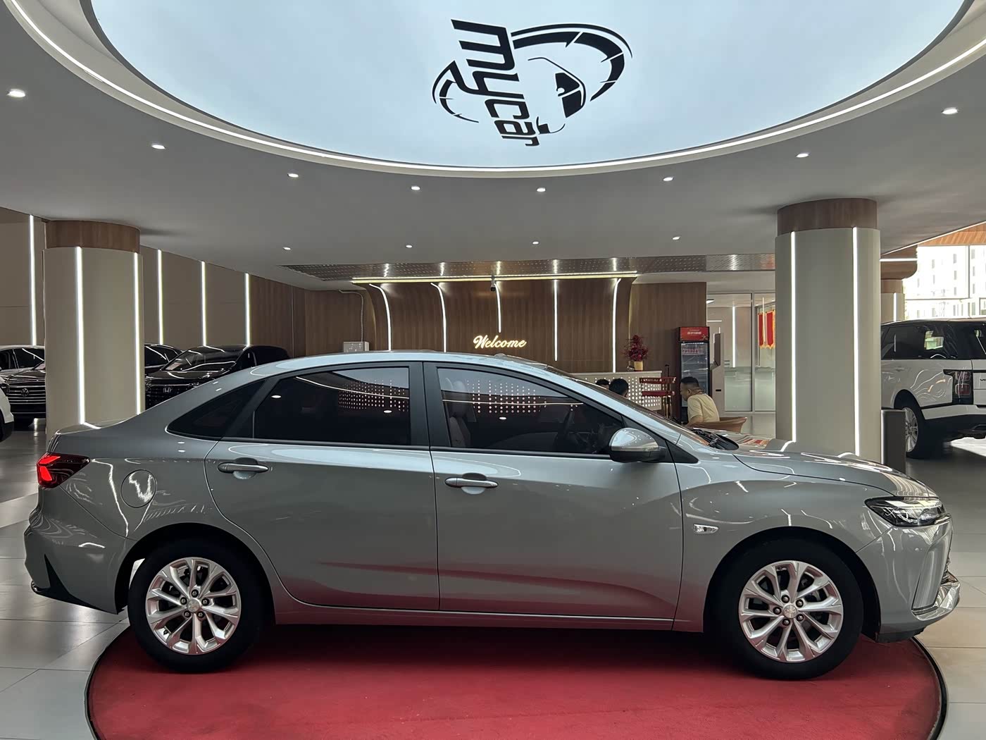 Chevrolet Monza 1.5 л 2023 г. Серебристо-серый, пробег 48000 км